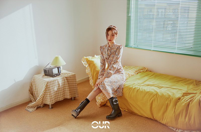 近日,李兰迪最新冬日森系写真大片释出,身穿萱草花连衣裙搭配钻扣长靴