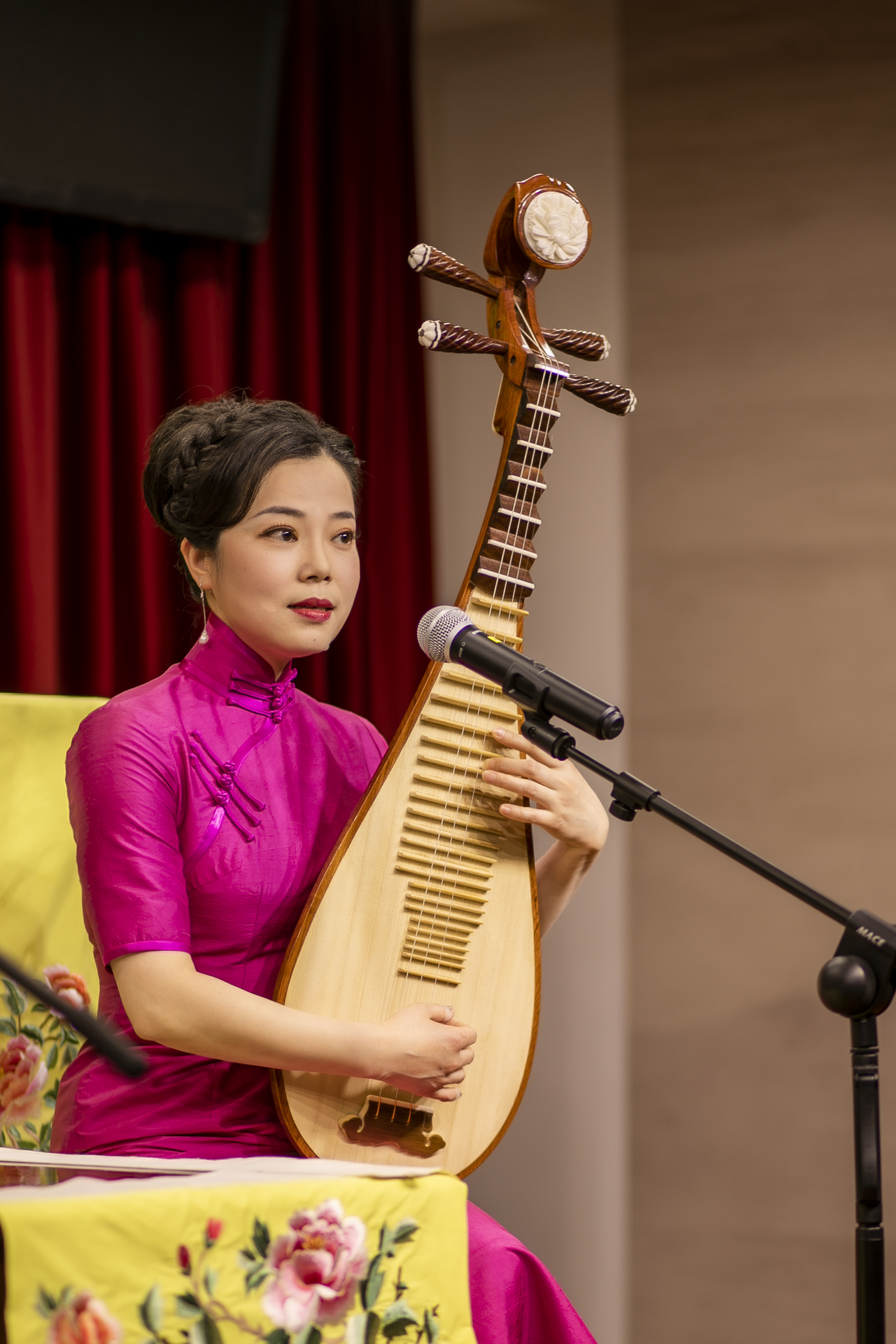 而后又表演了弹词开篇 《枫桥夜泊》,将古诗词与评弹相结合,让大家