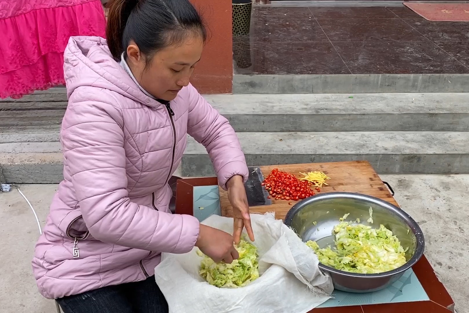 家里剩两颗包菜，媳妇把它做成酸菜，这样做出来酸脆爽口，超下饭