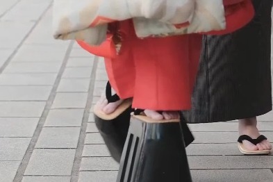 日本极尽传统文化的花魁道中，一颦一笑都美到骨子里