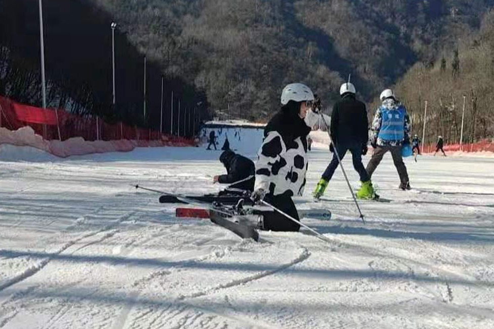 去翠华山滑雪，刚上雪道就摔了一跤，看到美女的举动我赶紧爬起来