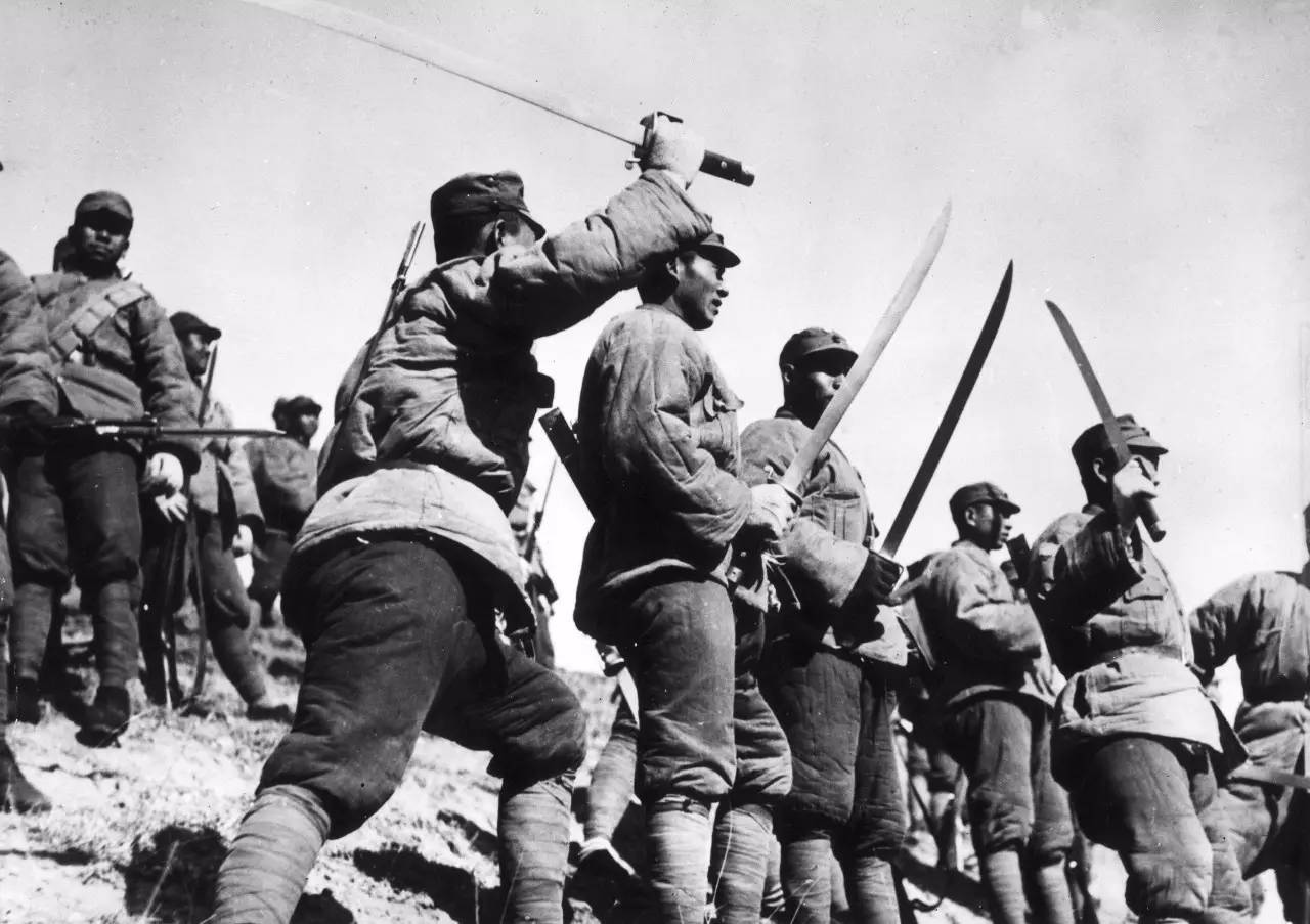 1943年鲁艺文工团演出的《兄妹开荒》，成功地运用了边歌边舞的秧歌形式，生动地表现了边区热气腾腾的大生产运动-中国抗日战争-图片