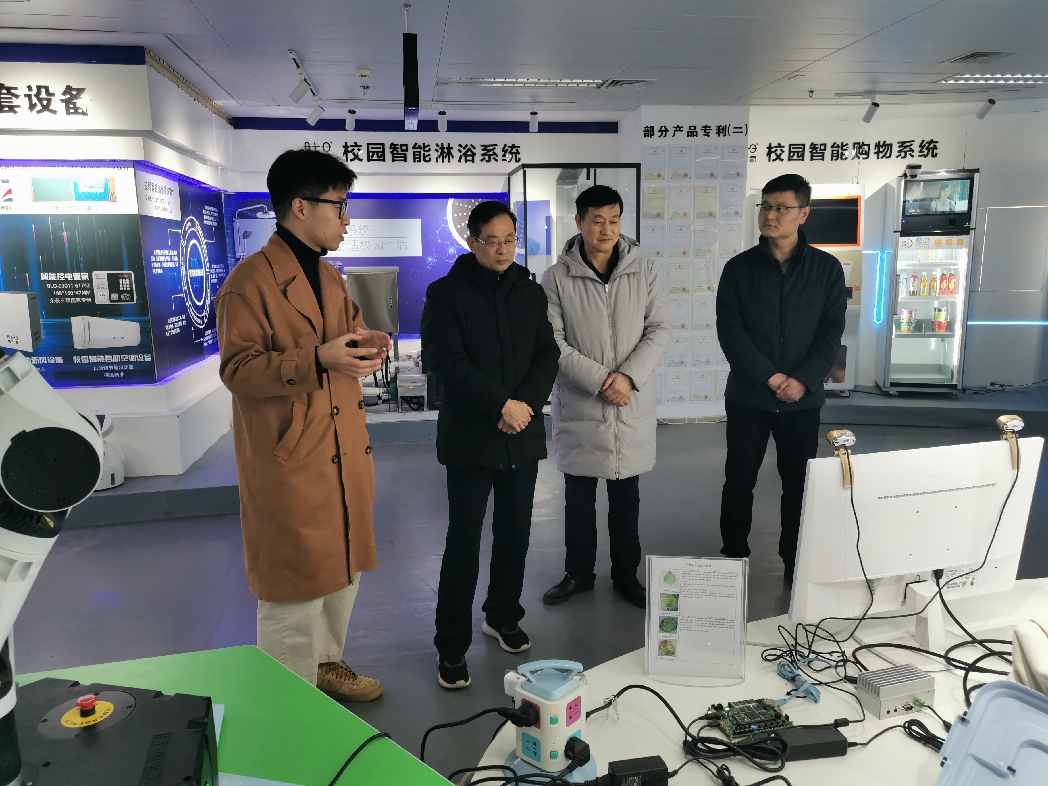 河南城建学院副校长杨风岭莅临河南省人工智能展览馆参观指导
