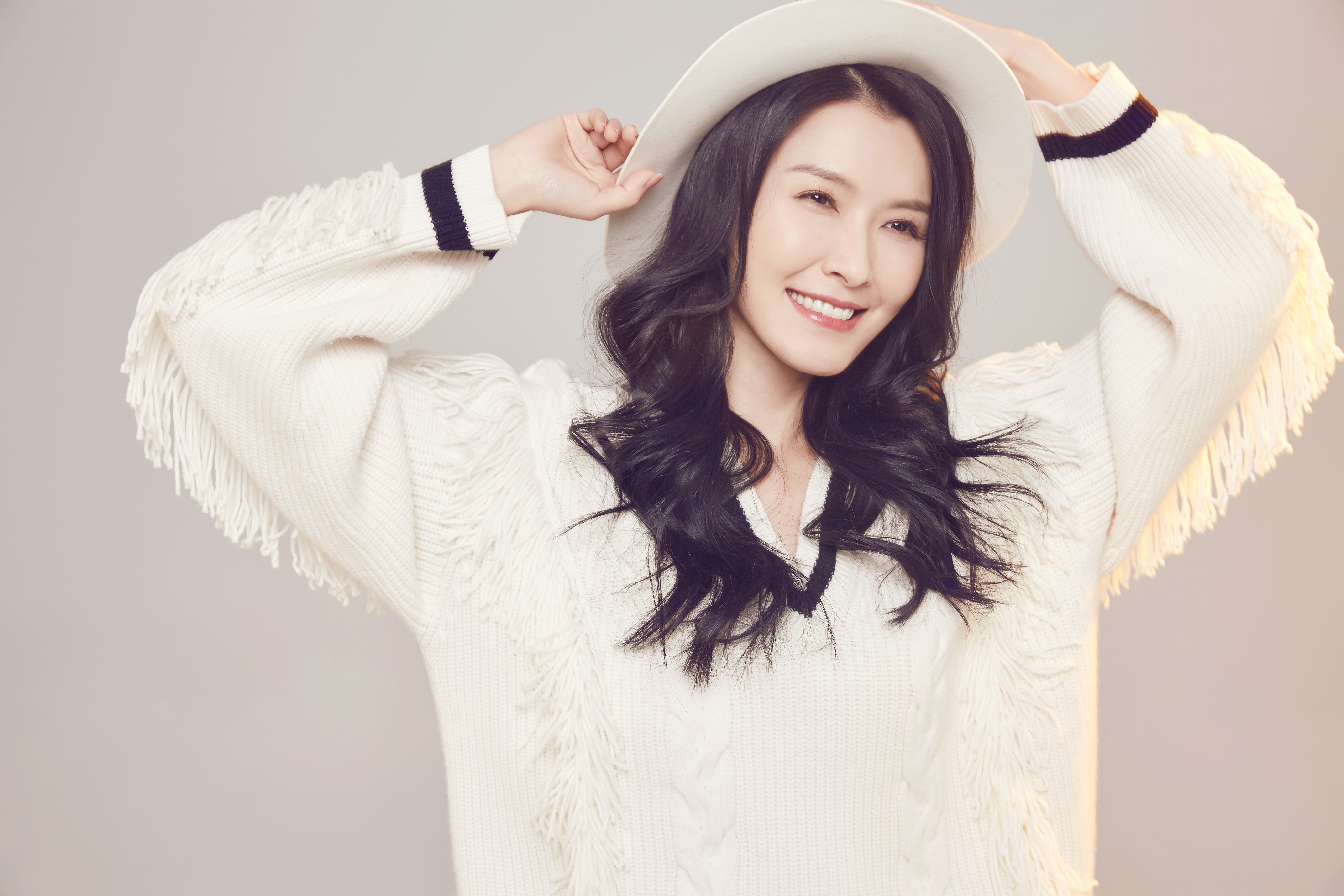 徐洁儿冬日暖心写真曝光 精致甜美笑容明媚__凤凰网