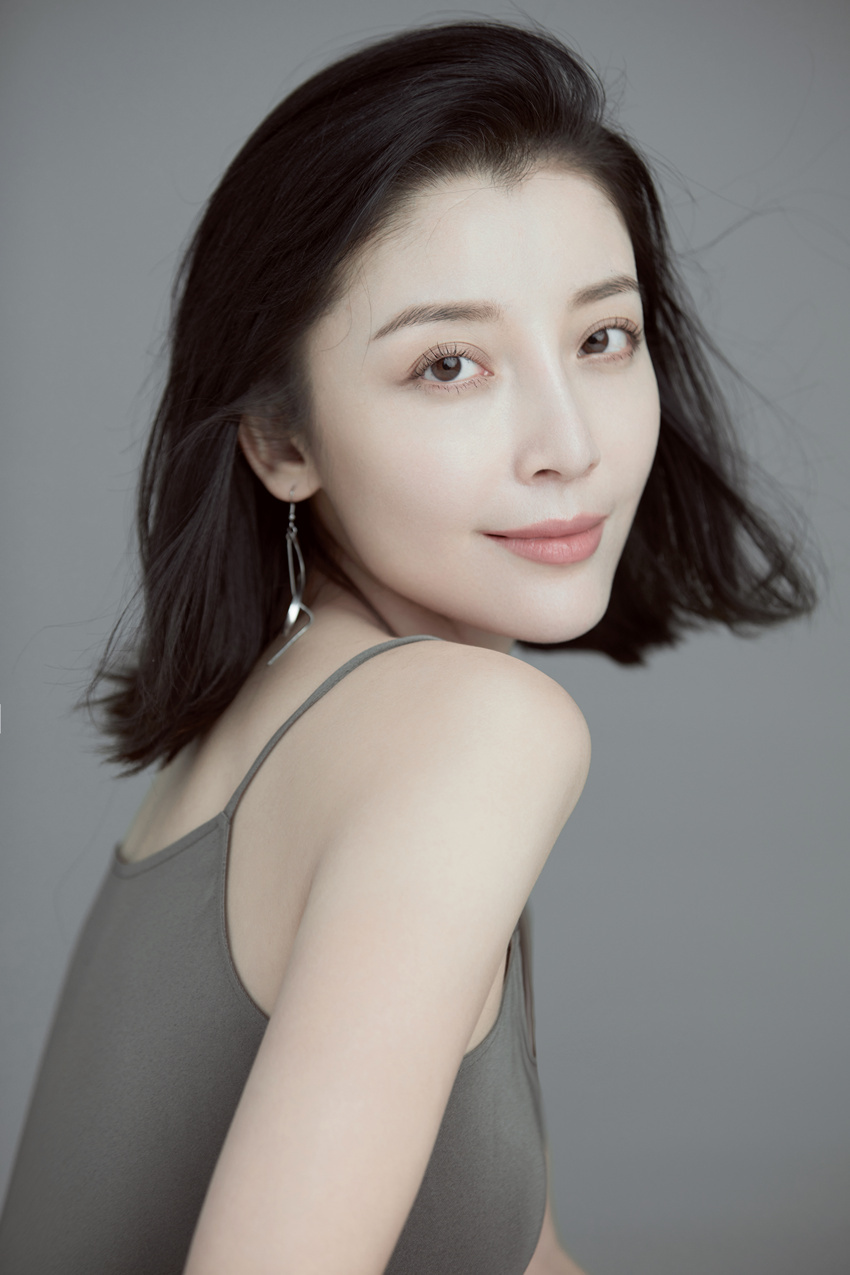 高晓菲吊带裙写真一展锁骨美 双剧播出角色引争议__凤凰网