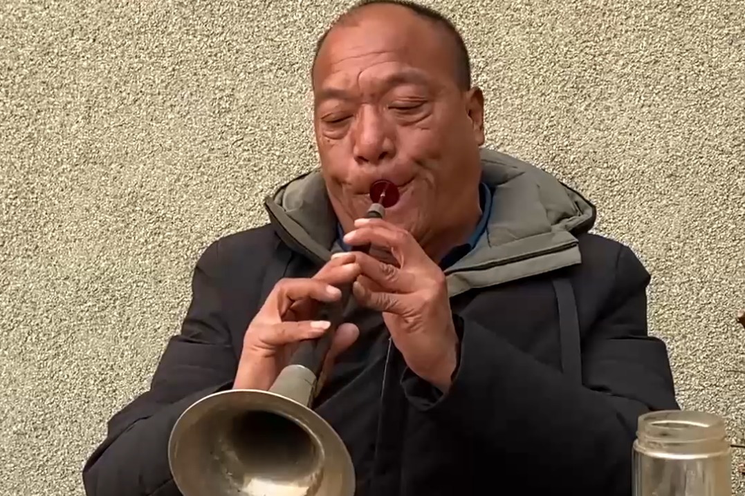 唢呐老艺人演奏歌曲父亲真正吹出了父爱的伟大令人感动