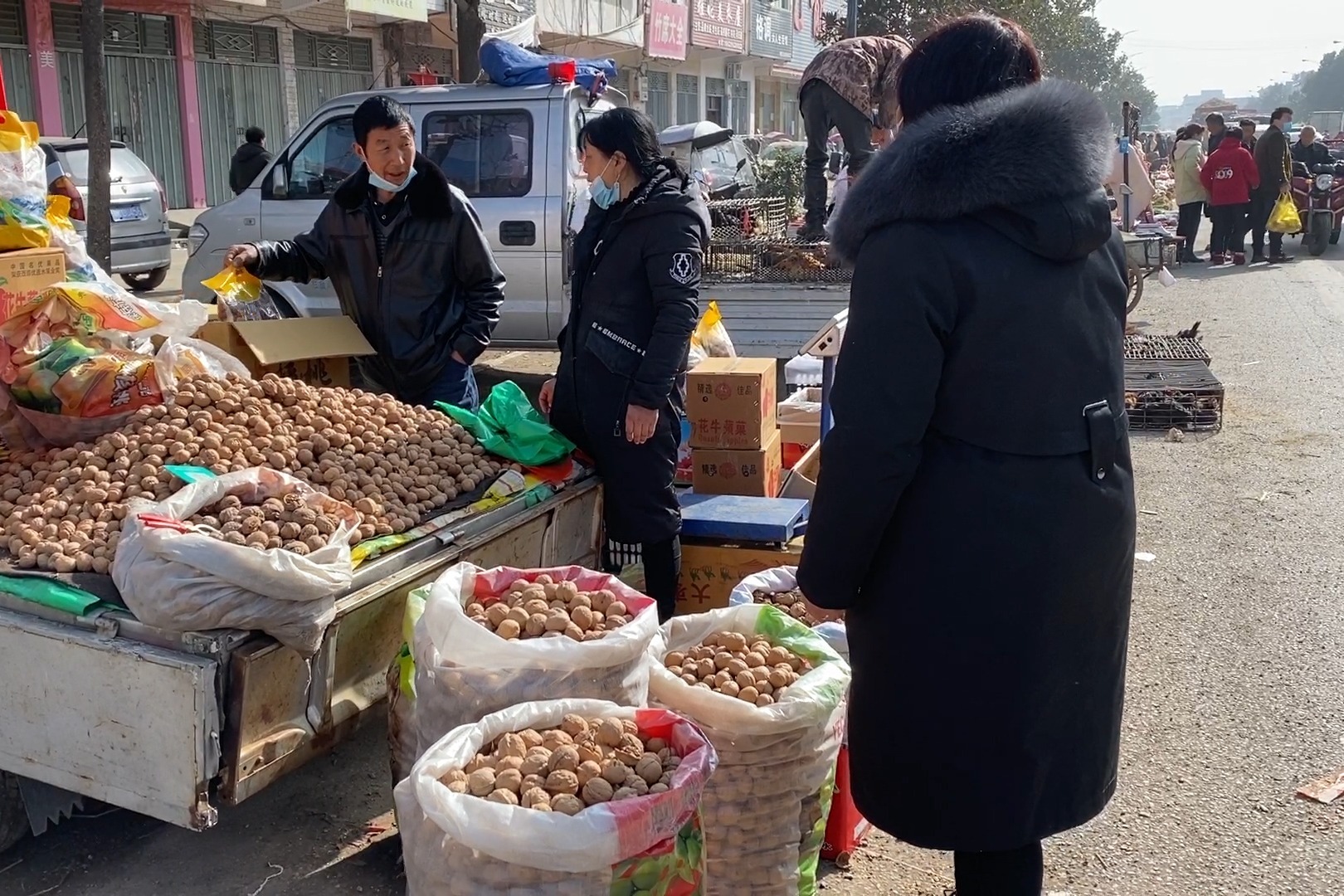 年关将至,老爸老妈上街办年货,集市上的人可真多啊,浓浓的年味