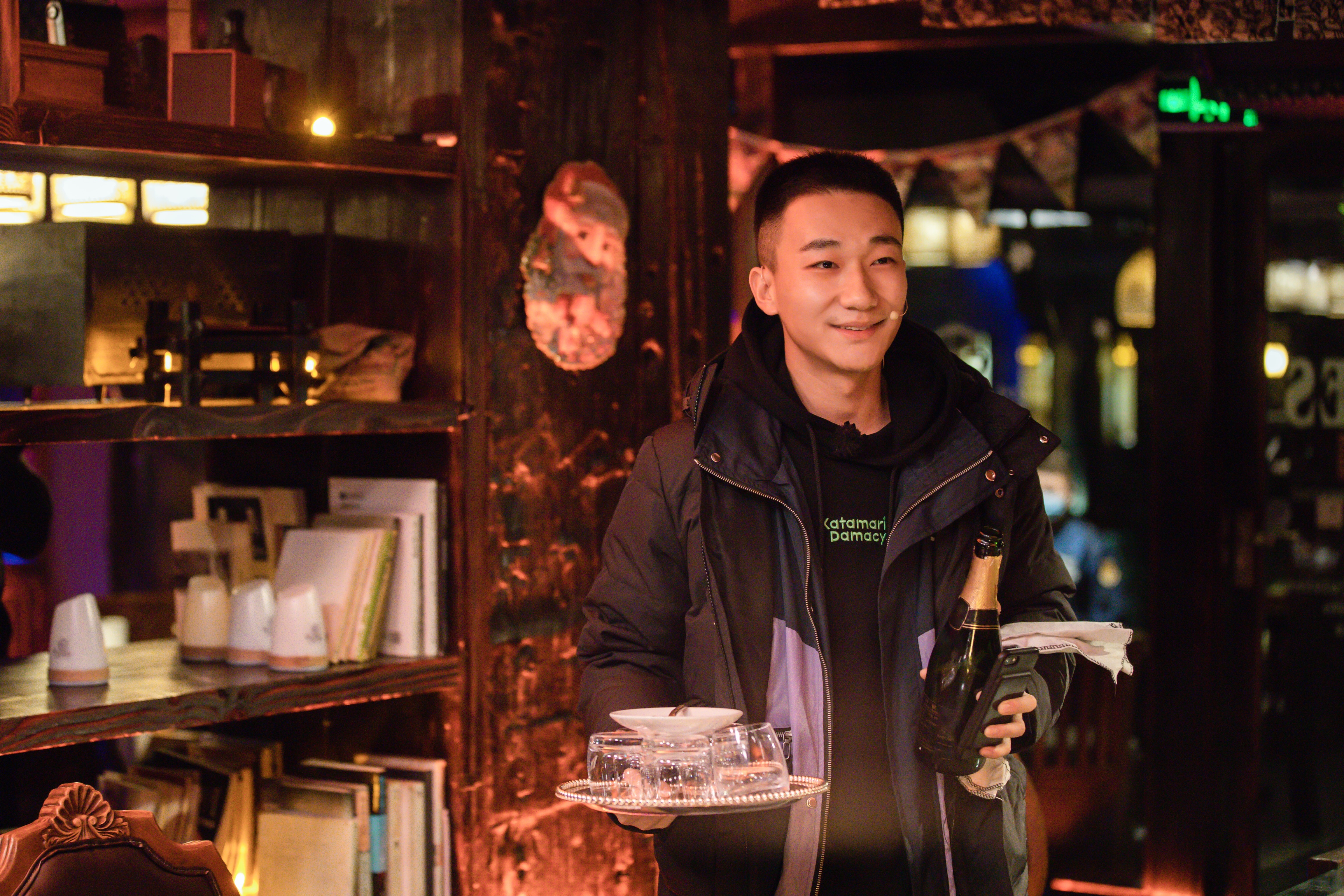 吴昊宸《戏剧新生活》挑战浸没式戏剧 积极卖票被赞"销售冠军"__凤凰