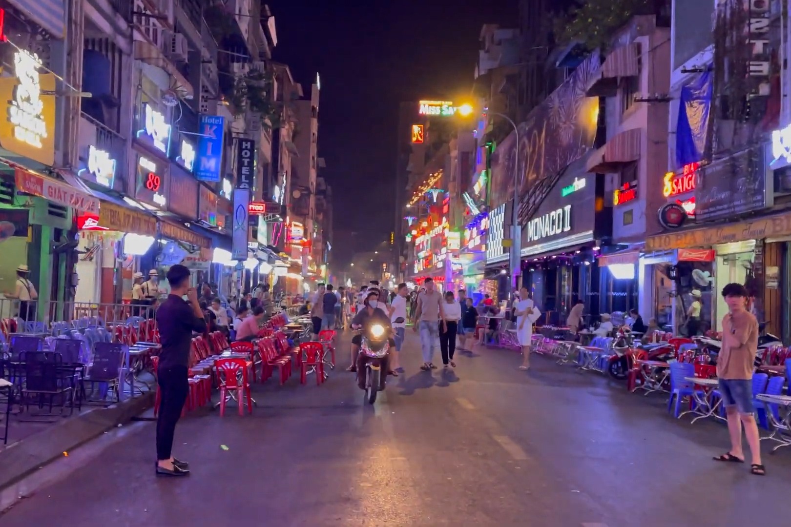 越南最热闹的一条街已不复之前的繁华酒吧老板街边争相拉客
