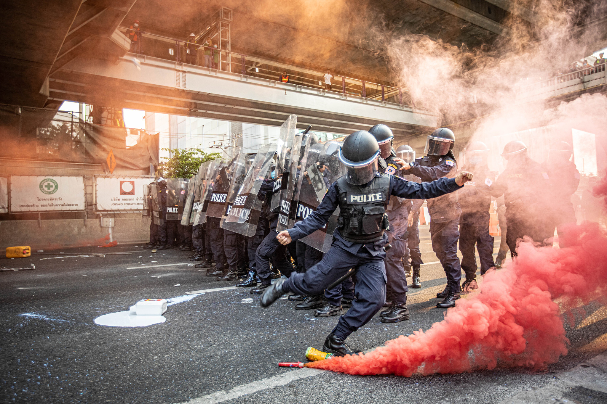 数百民众在缅甸驻泰国使馆前抗议