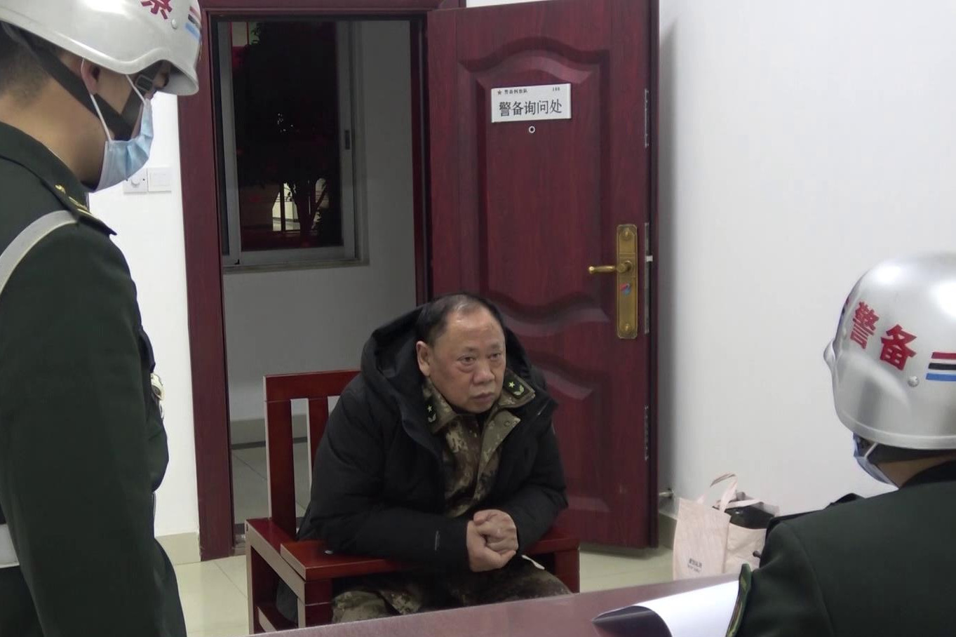 浙江警方偵破詐騙大案 78名犯罪嫌疑人被押解回國--圖片頻道--人民網