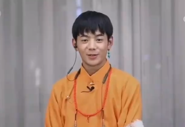 央视最美主持人王冰冰连线采访藏族男孩丁真
