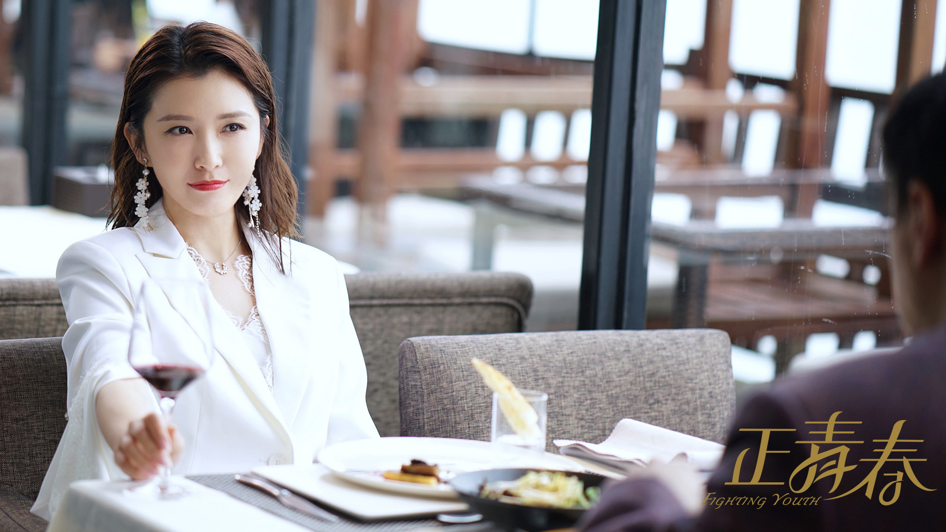 徐洁儿《正青春》剧照曝光 职场霸总气场全开__凤凰网