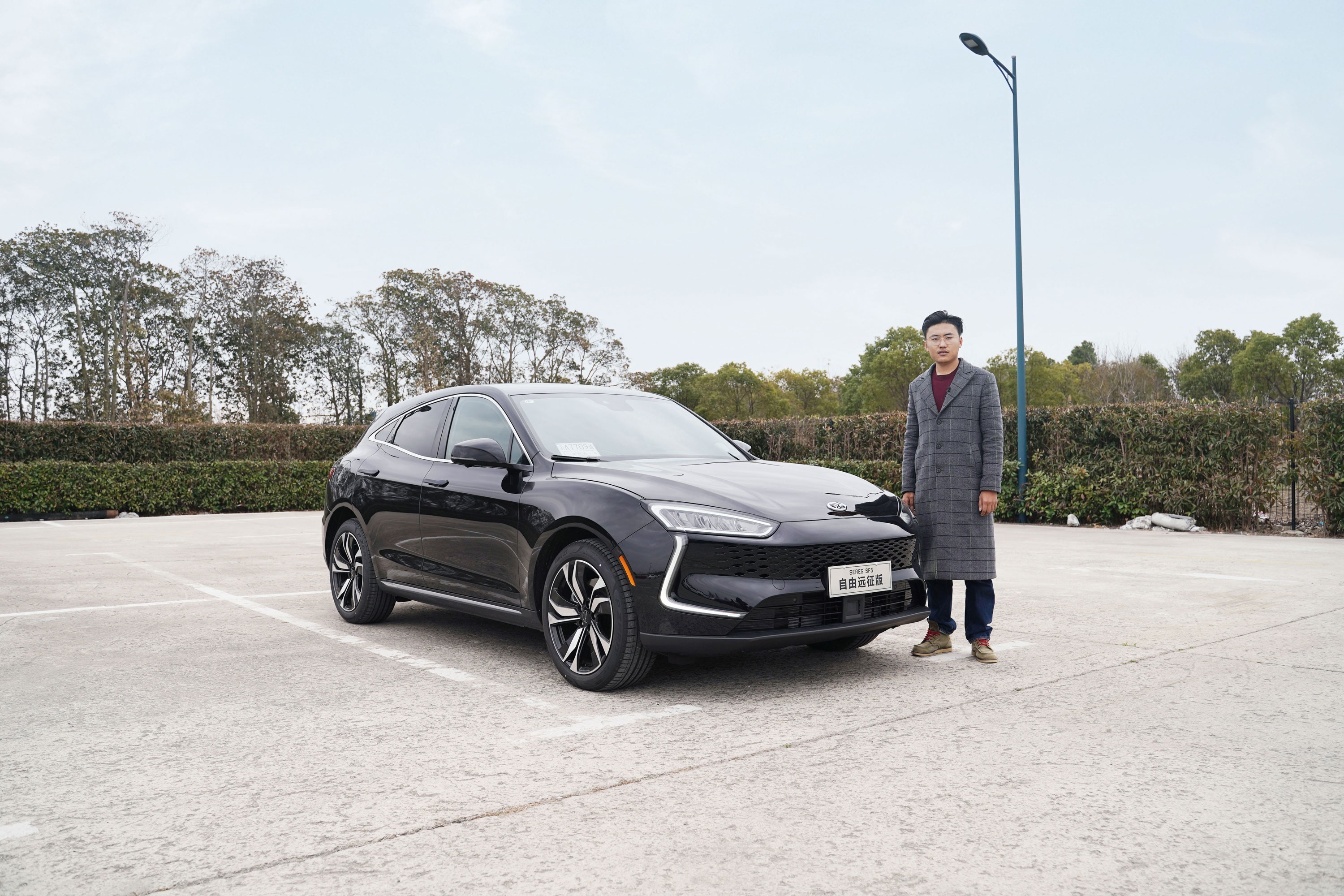 赛力斯sf5自由远征版增程式电动车新锐相比特斯拉modely如何