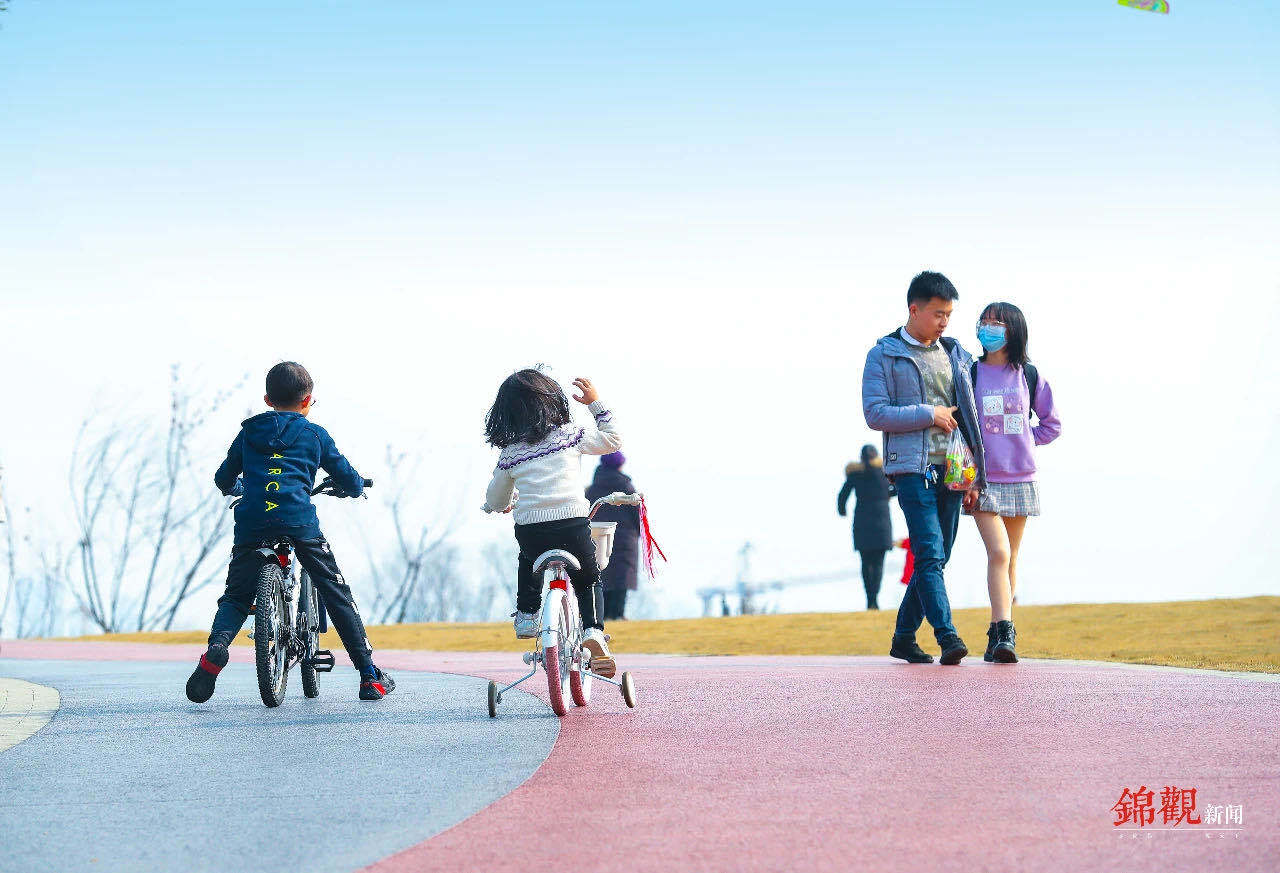 (市民在绿道游玩) "幸福美好生活十大工程"是一个系统工程,着力在满足