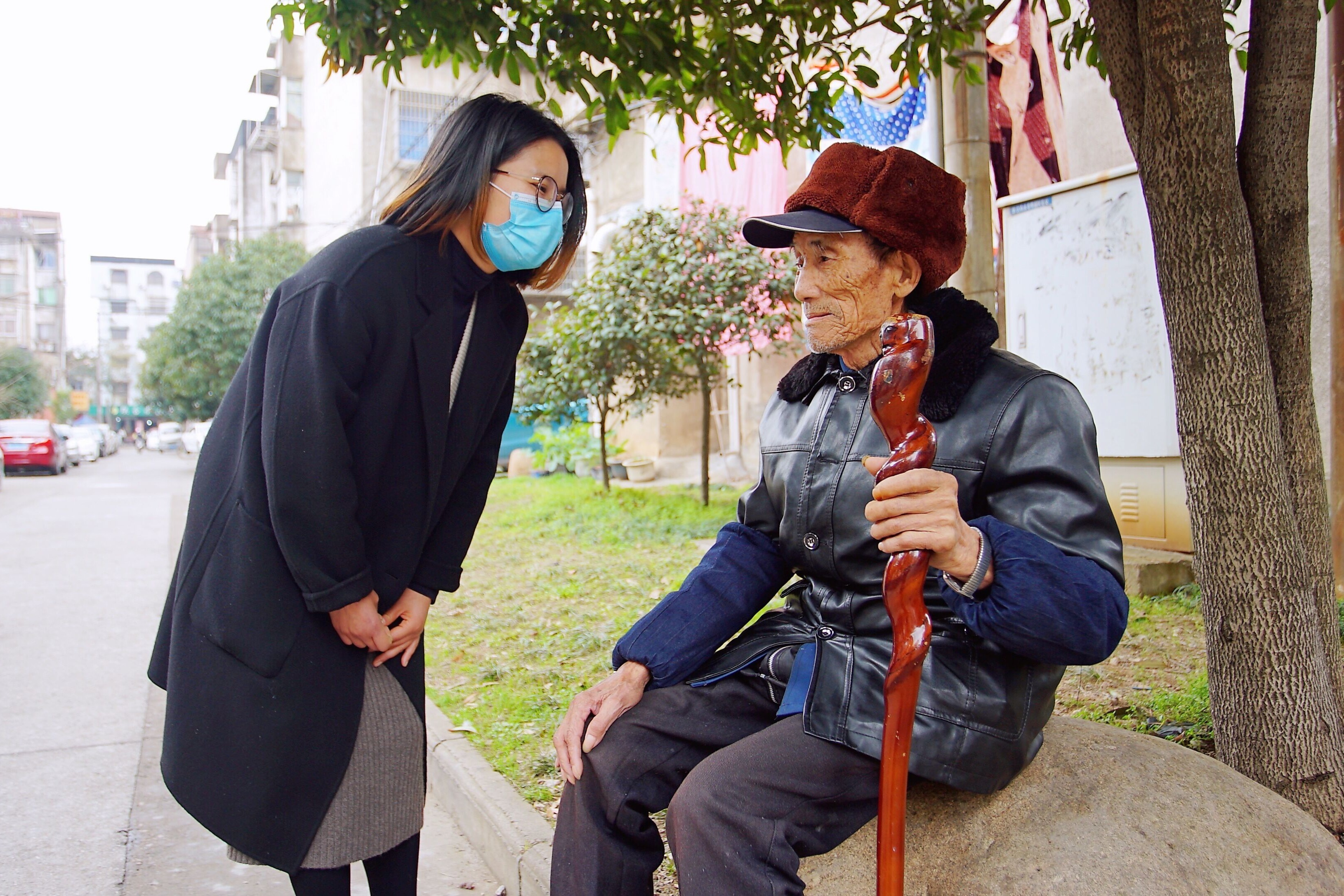 外孙女3个月没见93岁外公假装陌生人问路看外公能否认出