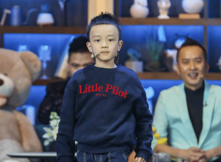 汪涵儿子初次登台,小沐沐"帅气走秀"毫不怯场,给足了爸爸面子