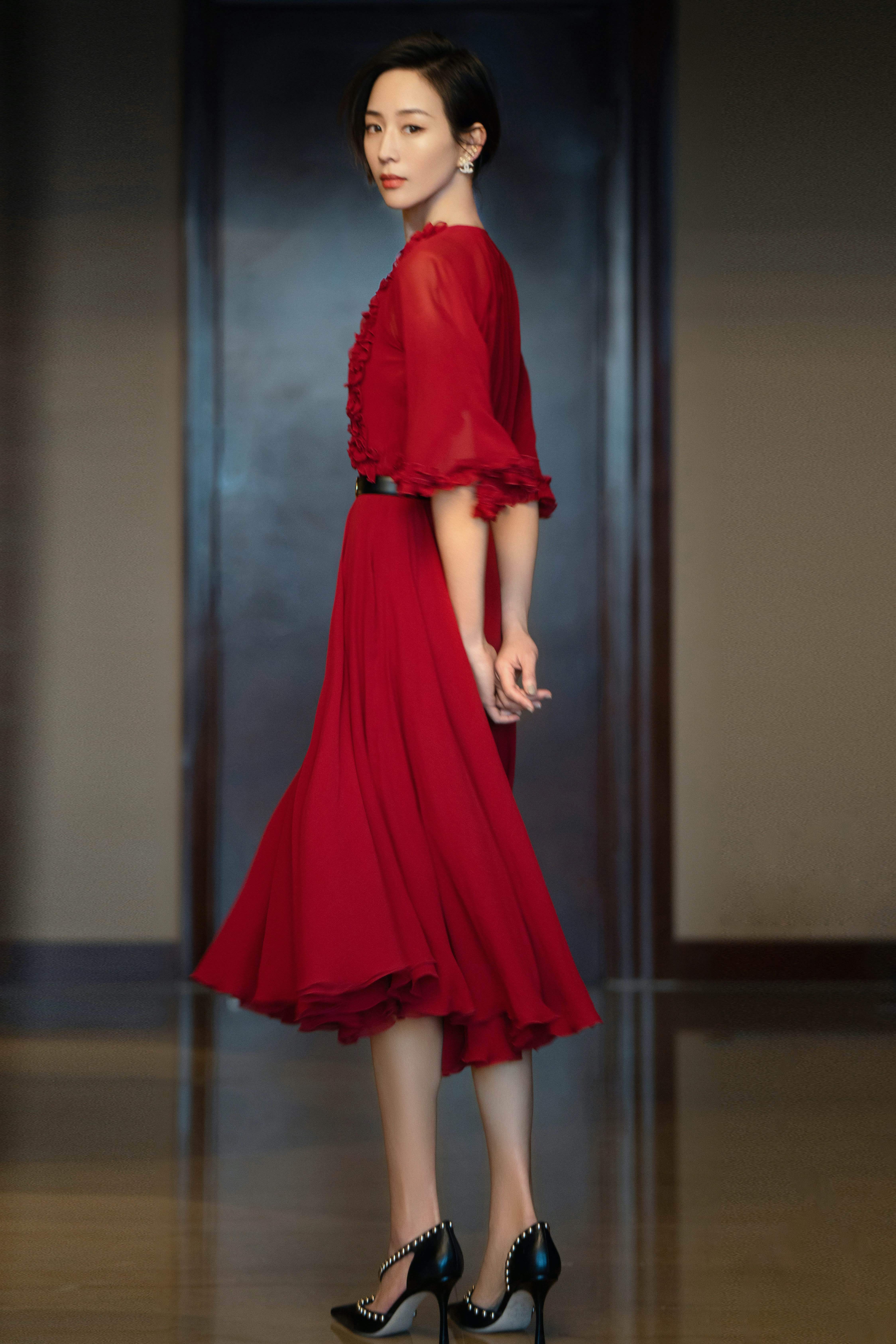 张钧甯玫瑰红裙梦回唐探ivy 光影之间展现优雅气质