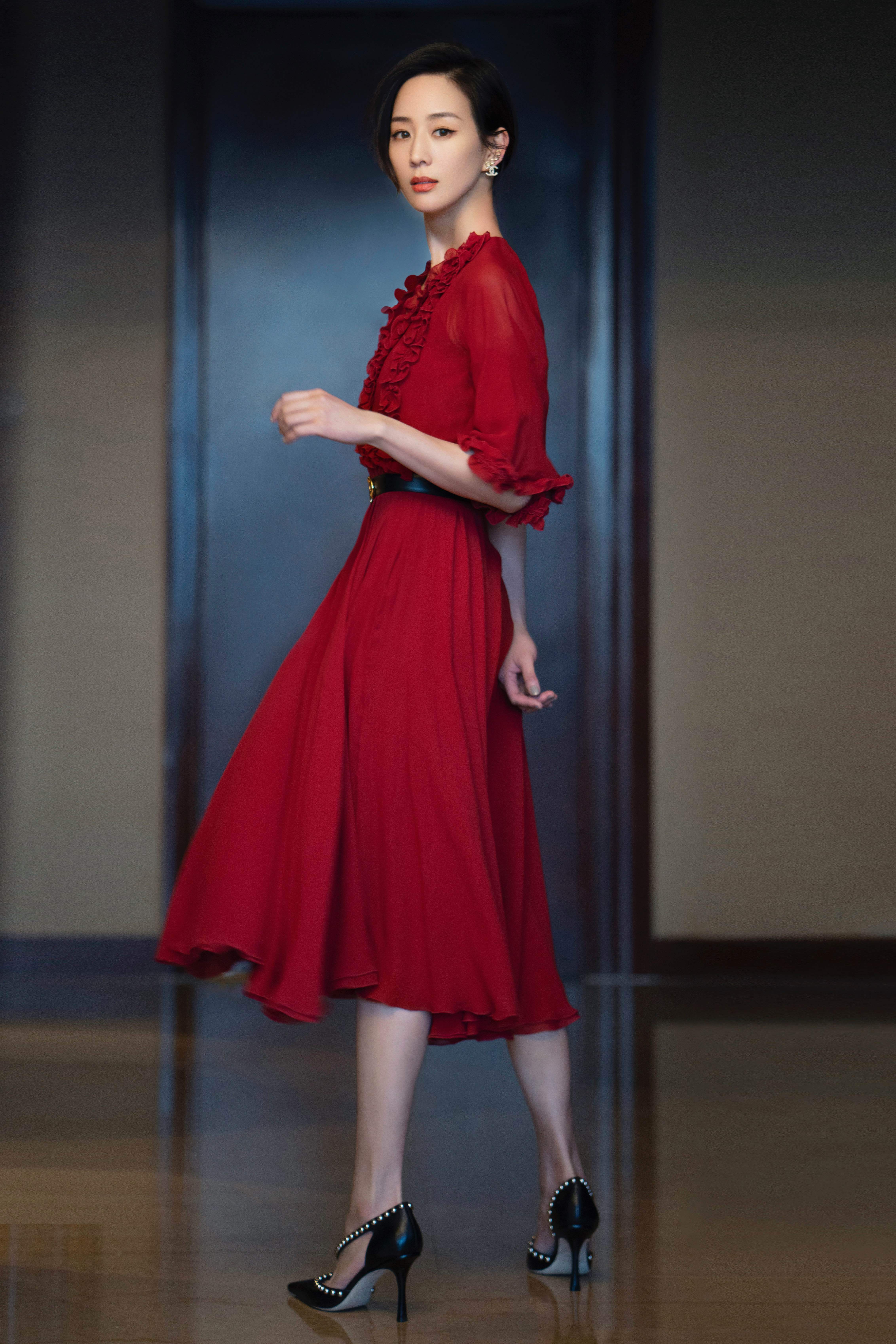 张钧甯玫瑰红裙梦回唐探ivy 光影之间展现优雅气质