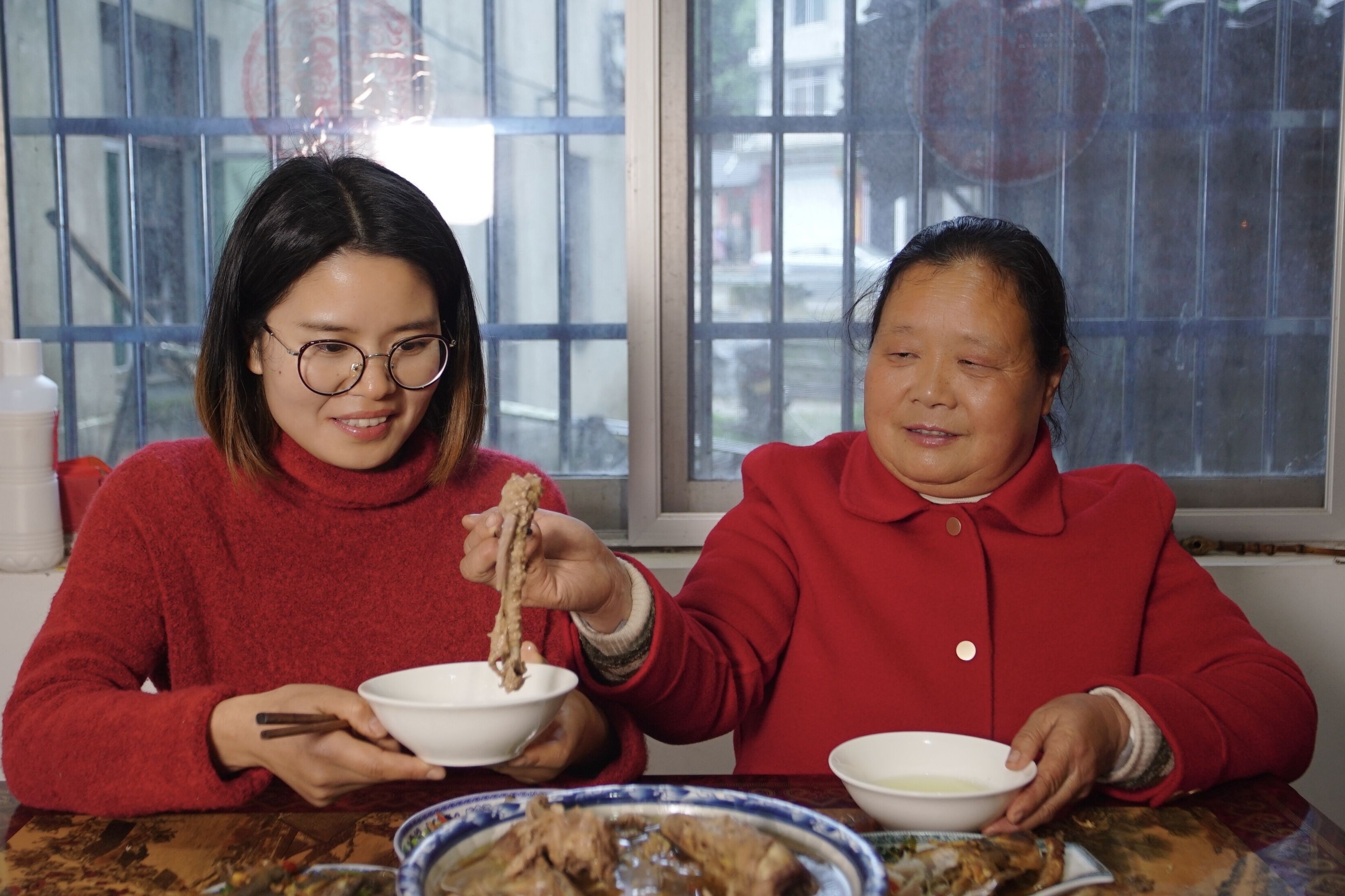 结婚后儿媳妇第1次在婆家过年婆婆准备了8个菜看晚饭做啥吃的