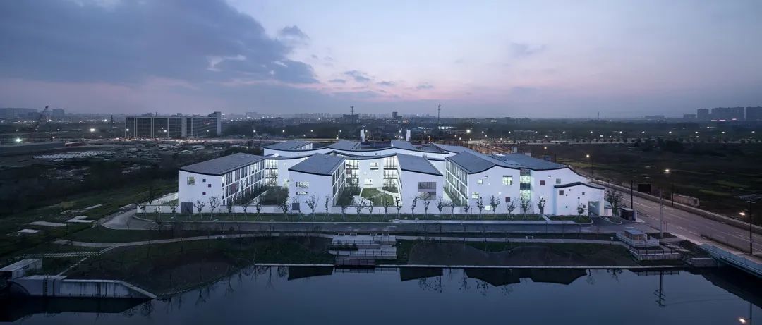 提取具体细节,注意整体轮廓 以此表达寓意文化 单斜屋顶是当代建筑师