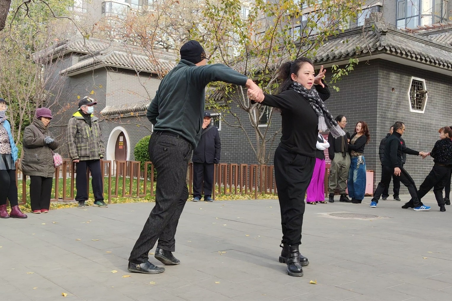 夫妻俩表演吉特巴《酒醉的蝴蝶》歌好听,舞好看,配合更默契