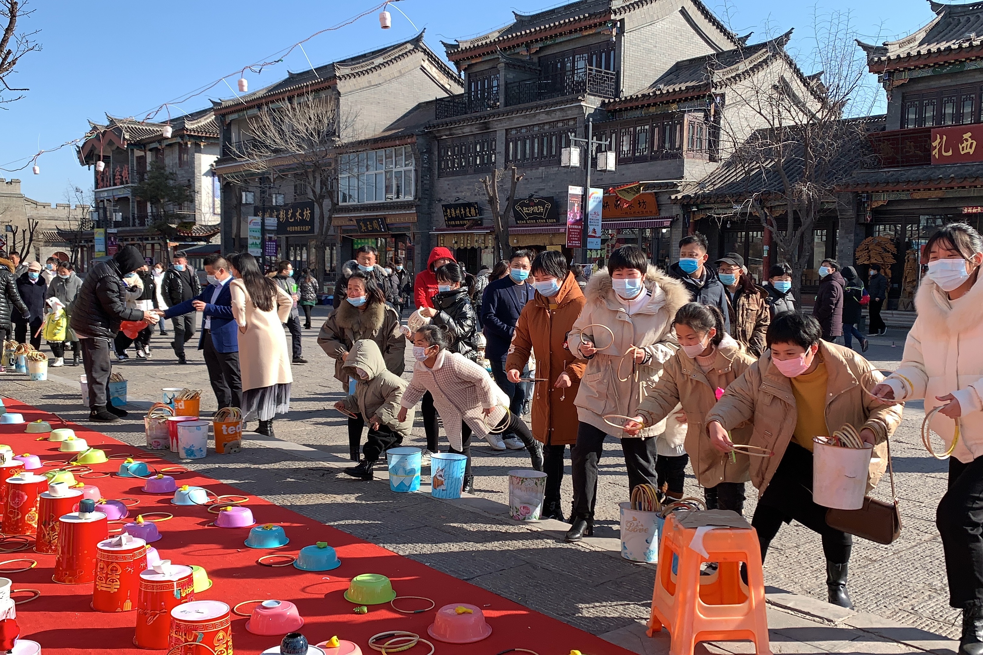 风和日丽阳光高照古城里面真热闹玩套圈吹泡泡开心