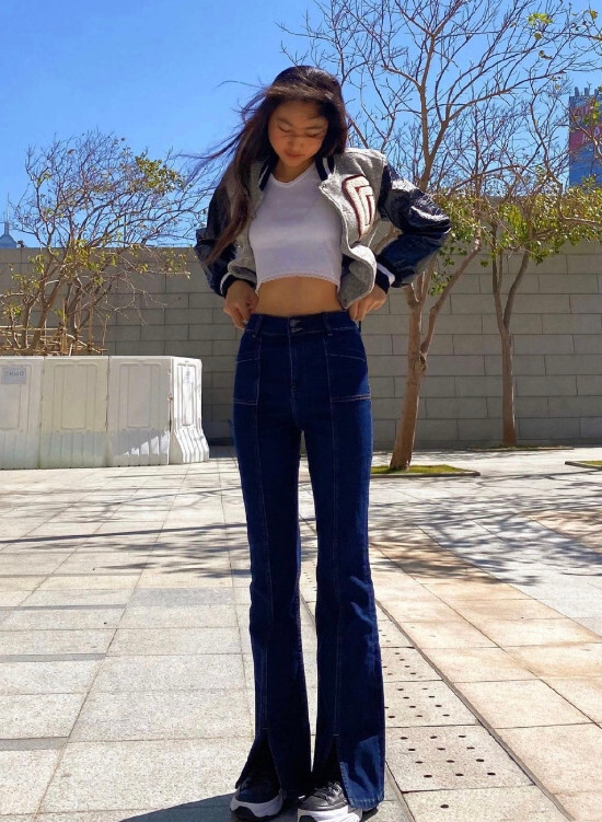 任达华16岁女儿近照曝光,秀发披肩秀小蛮腰,110公分大长腿抢镜