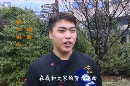 万朵鲜花送雷锋危难时刻挺身救人江西小伙谢聪