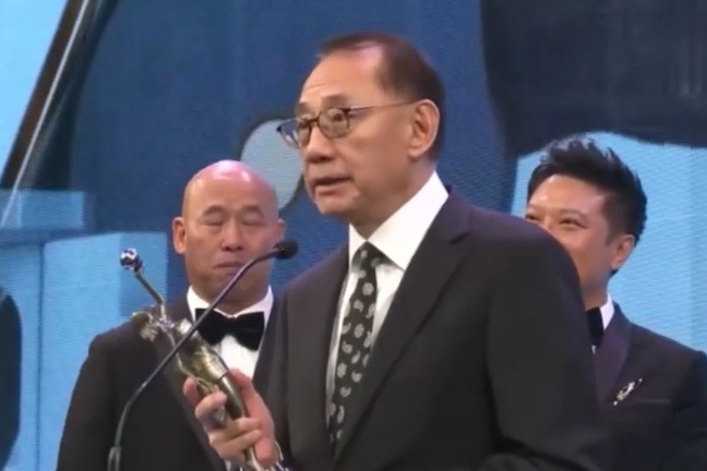 英皇主席杨受成代林超贤上台领奖并讲话，香港特首在台下热烈鼓掌