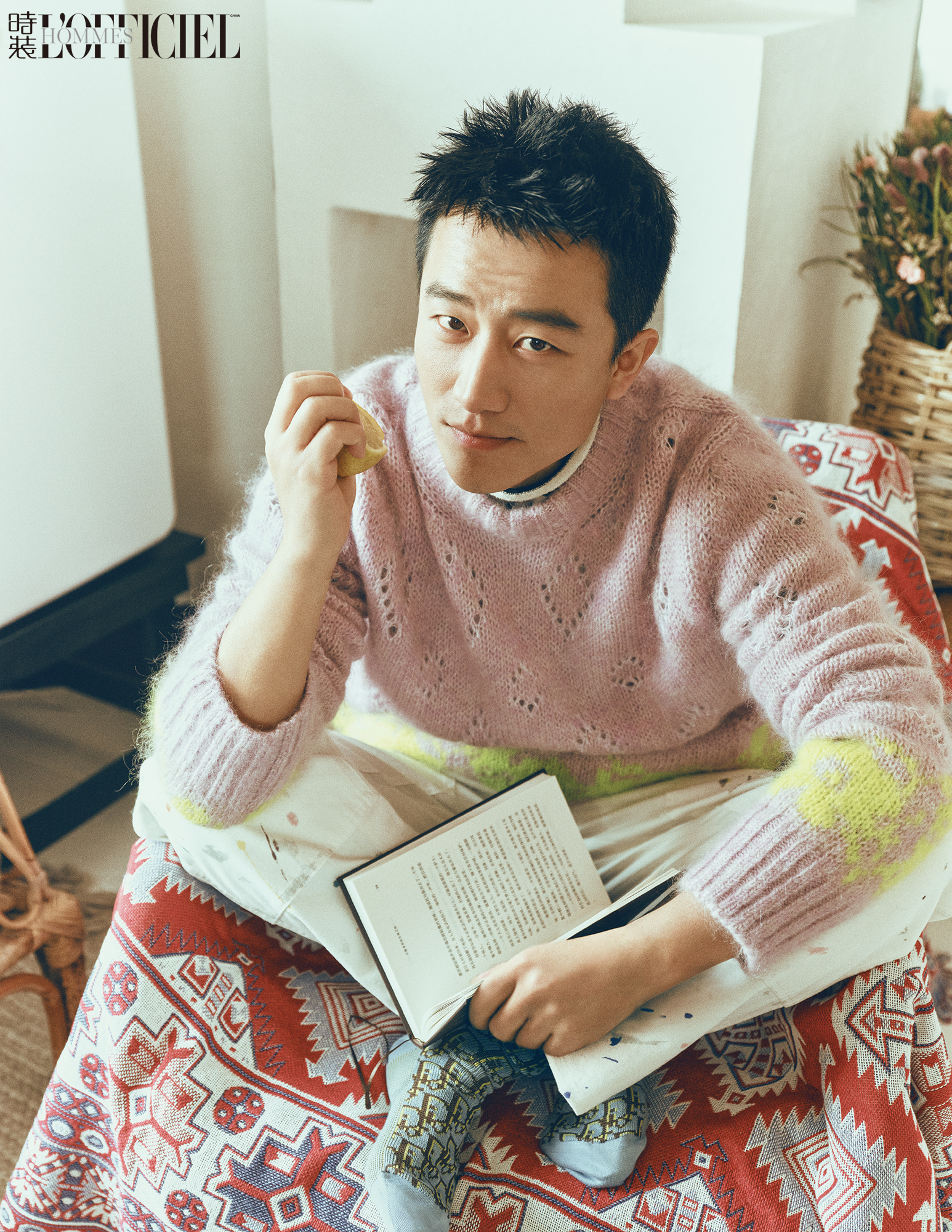 黄轩登杂志三月刊杂志封面 多变造型演绎反差魅力_凤凰网娱乐_凤凰网