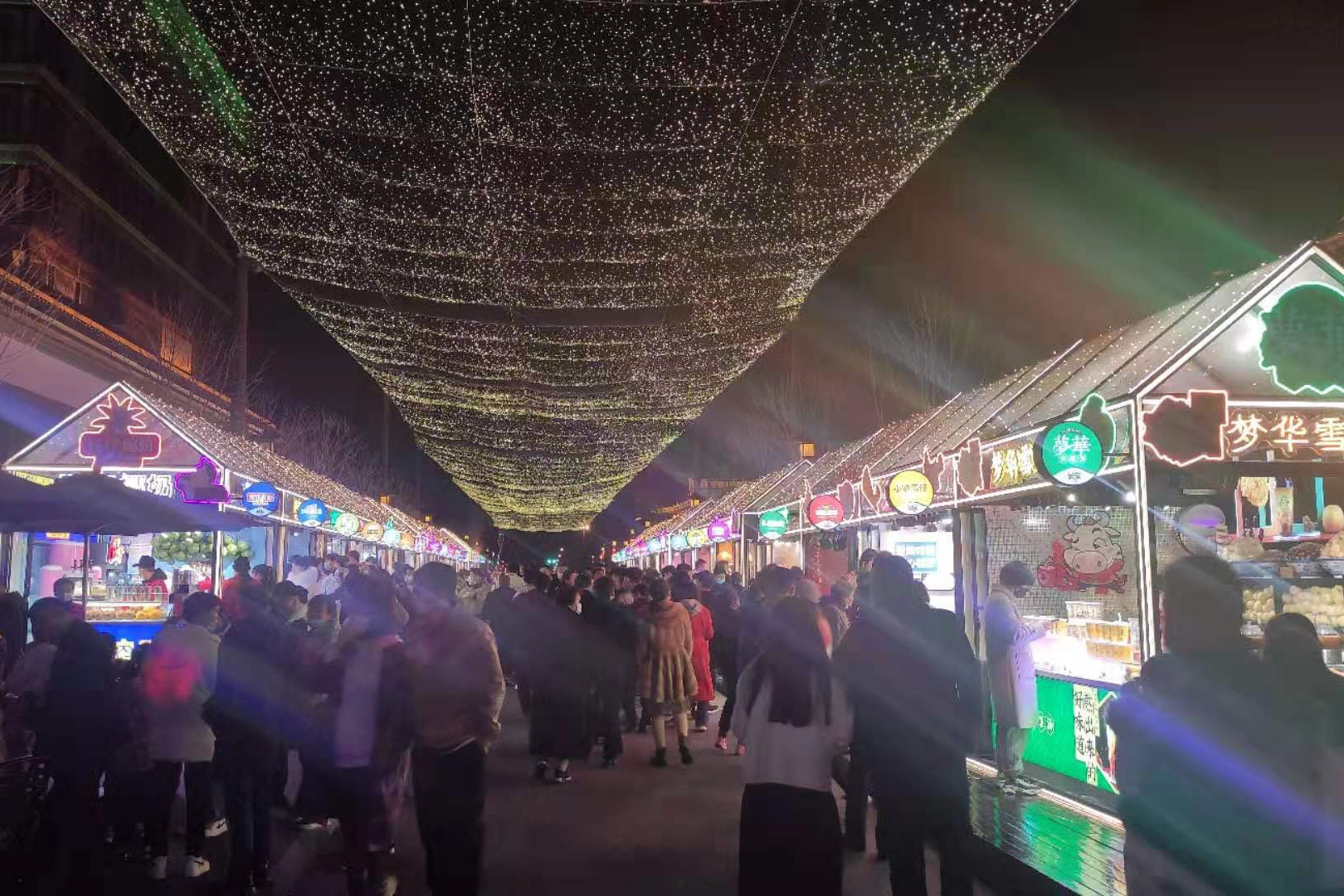 西安春节最火美食街，背靠第一网红景区，美食虽然贵游客却爆满