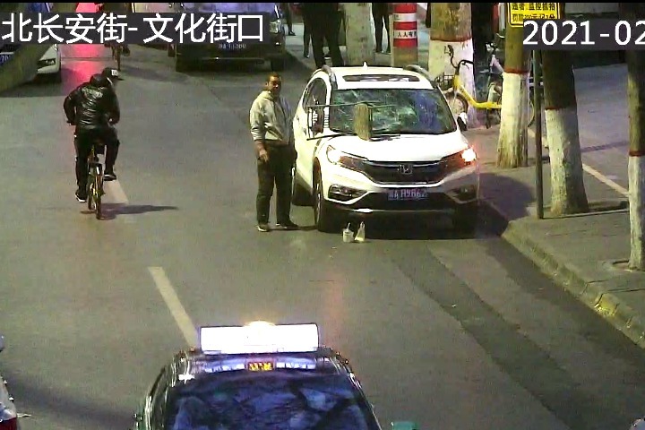 喝完酒长安是我的！监控曝光：一男子酒后疯狂暴砸路边车，盘他凤凰网视频凤凰网