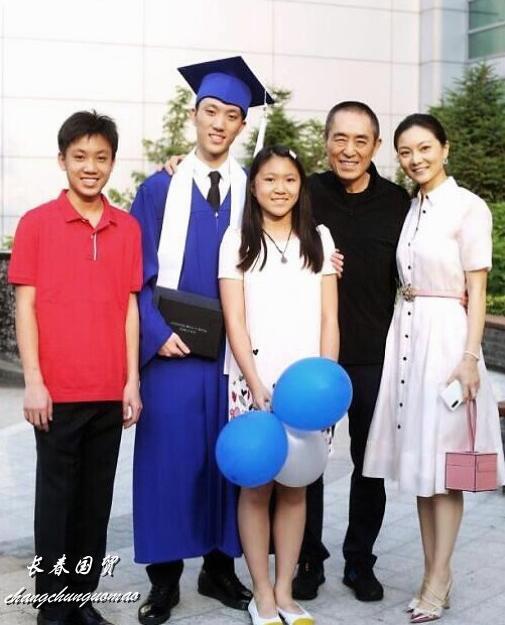 张艺谋19岁儿子片场照曝光,与爸爸姐姐共同执导电影