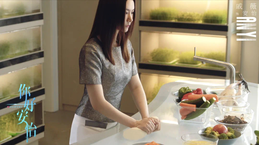 《你好,安怡》正在热播 戚薇首次挑战机器人角色全程模仿siri发音