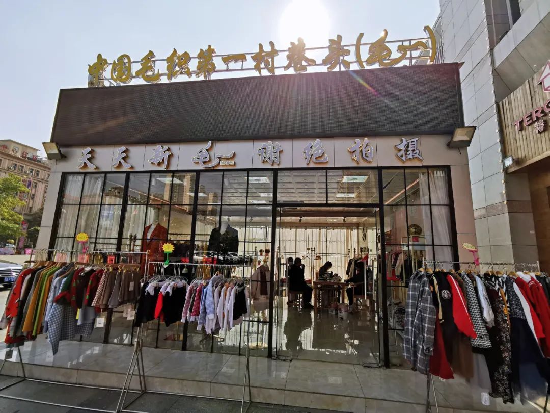 大朗毛织贸易中心四大出入口都有管理人员测量体温 检查健康申报情况