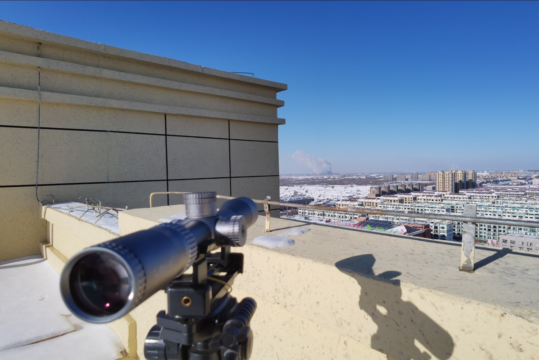 拥有一个能看10000米的狙击镜是什么体验？