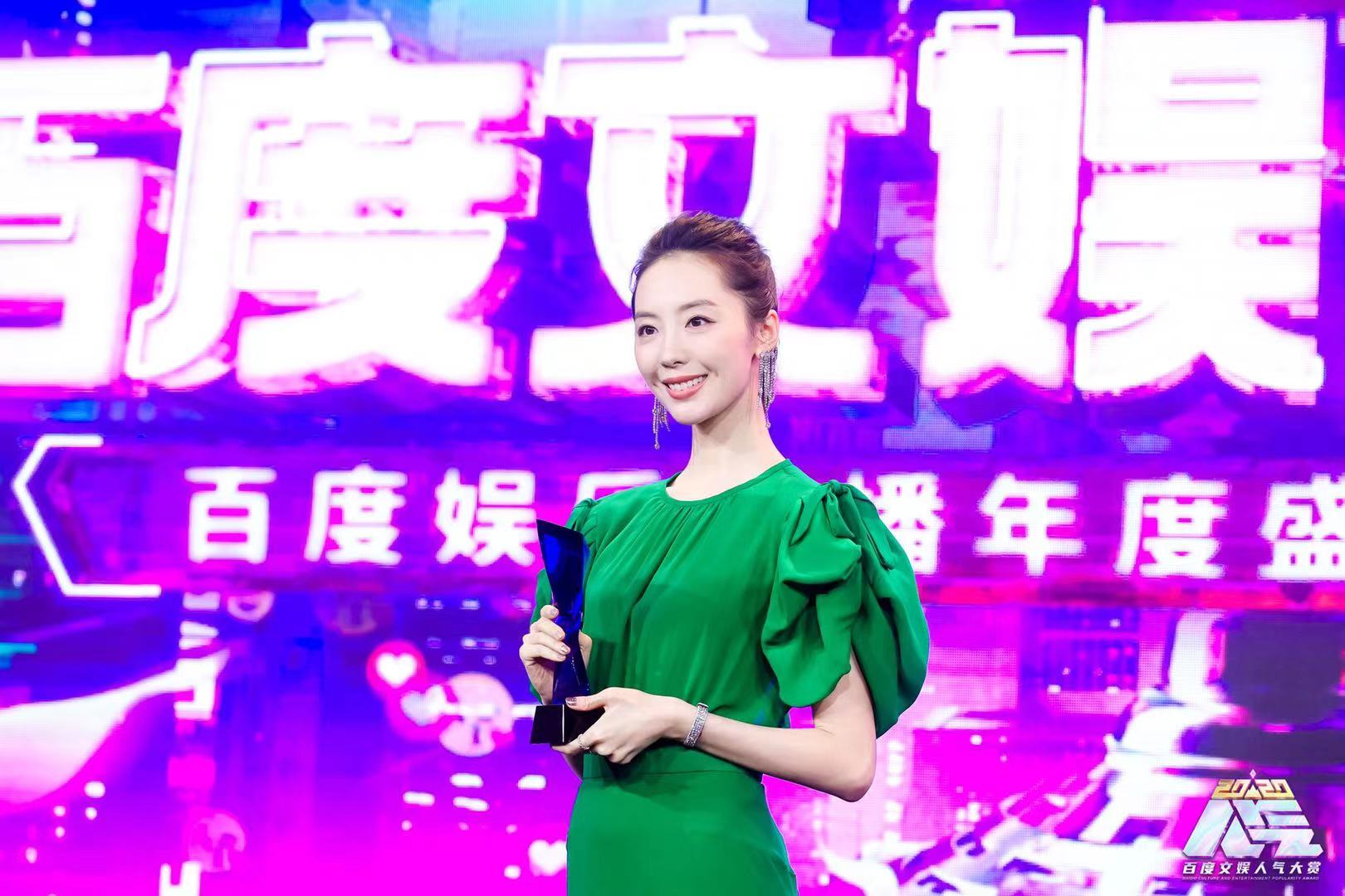 树榜样扬正气 青年演员陶珞依当选"德艺双馨"公益人物 __凤凰网