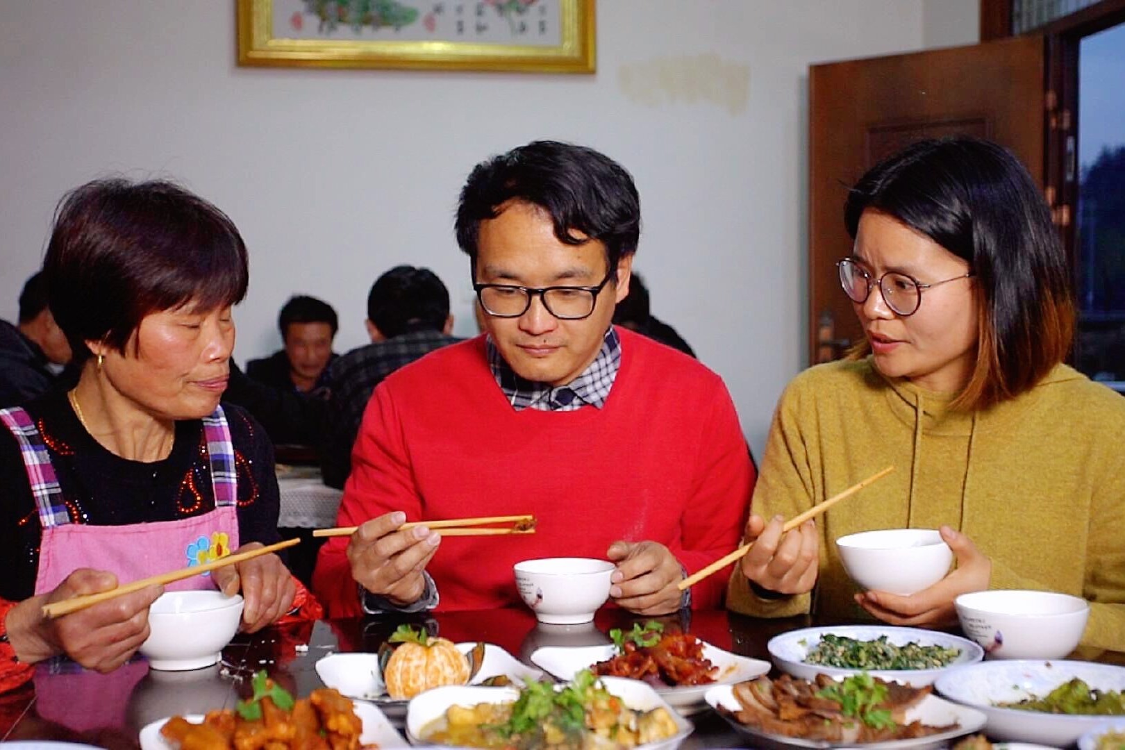 农村小伙跟媳妇回娘家丈母娘请亲戚吃饭晚饭16道菜看看吃些啥