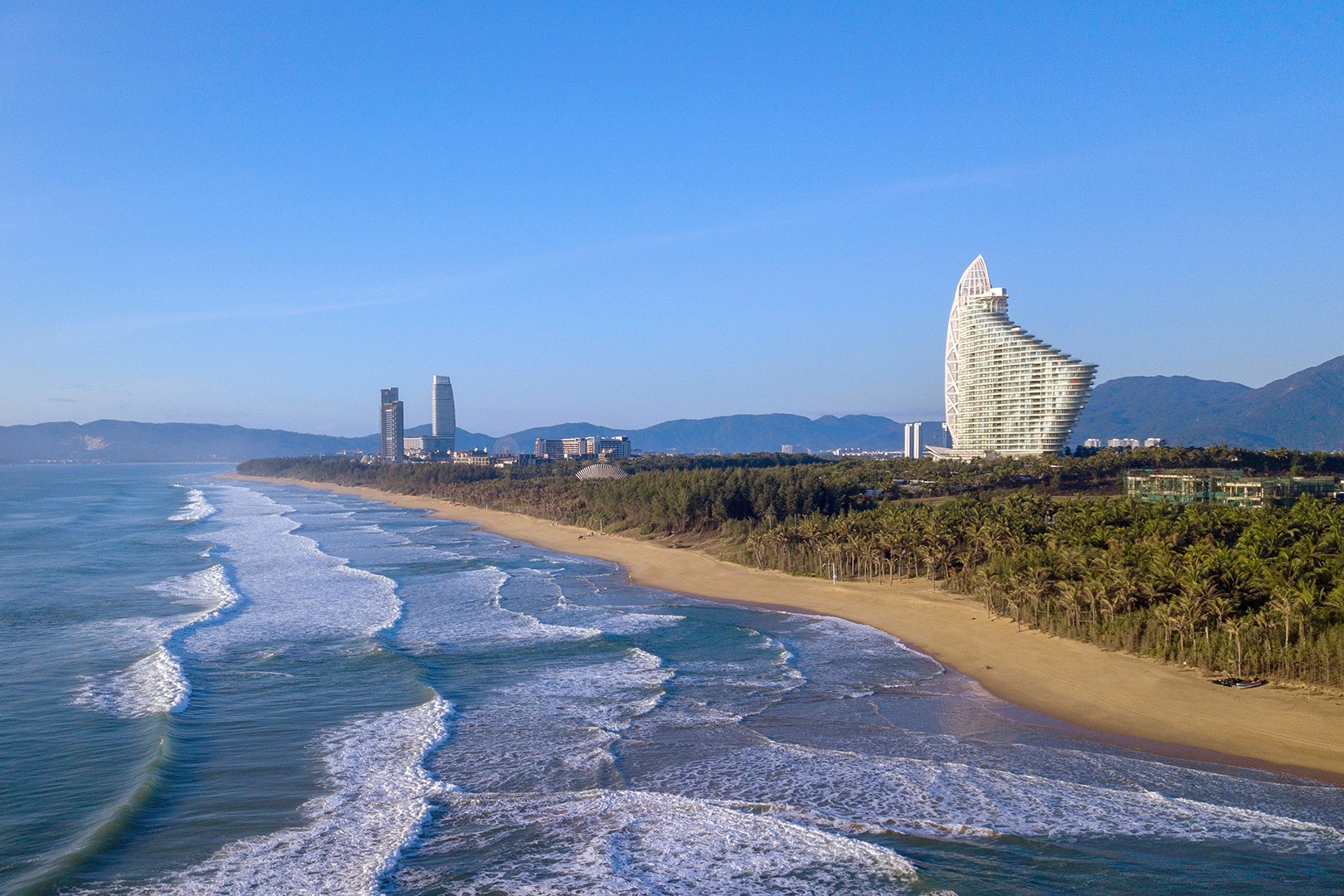屹立在三亚海棠湾的地标建筑与迪拜帆船酒店一脉相承