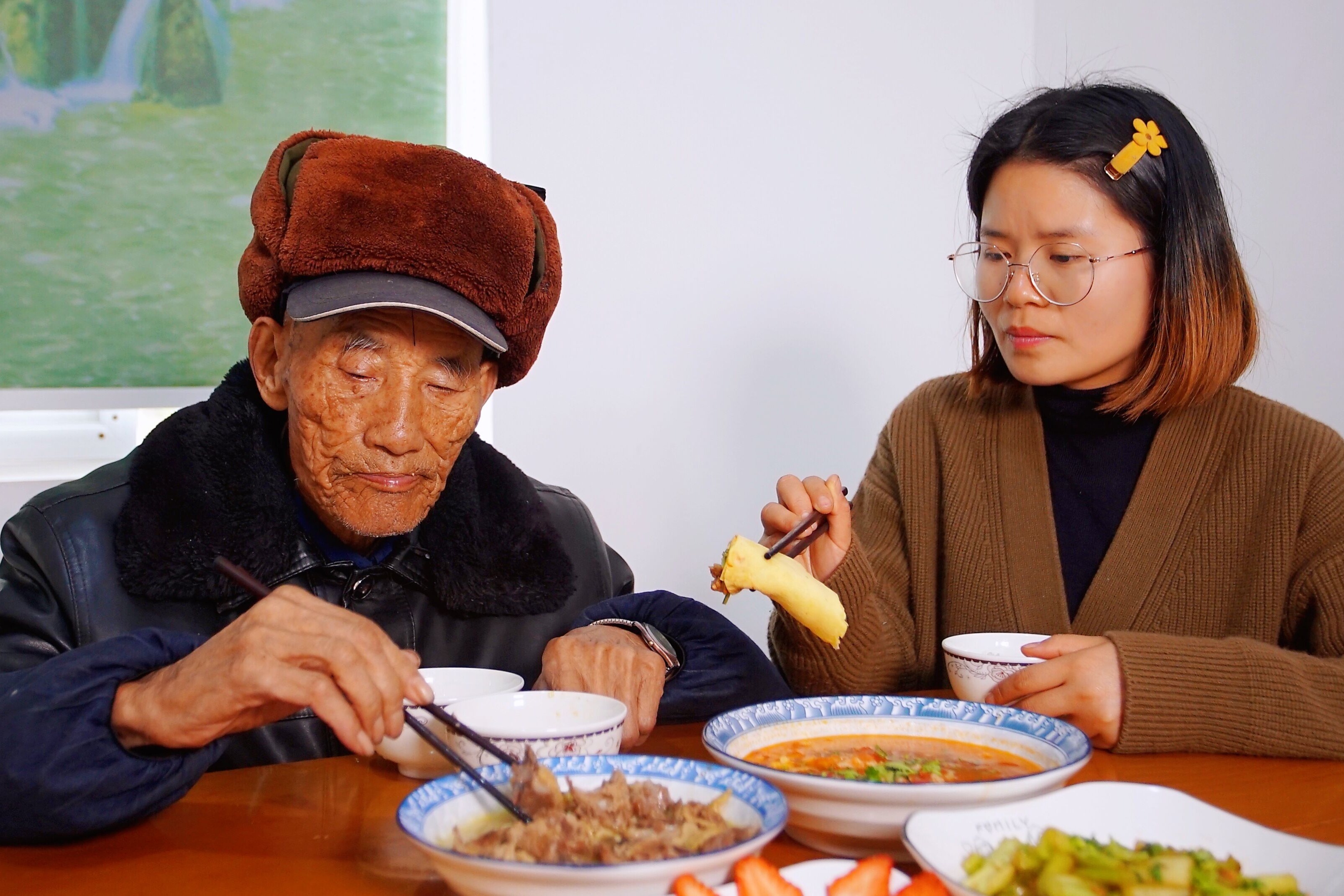 农村93岁老人轮到二女儿家管饭，女儿不在家，看外孙女如何待老人