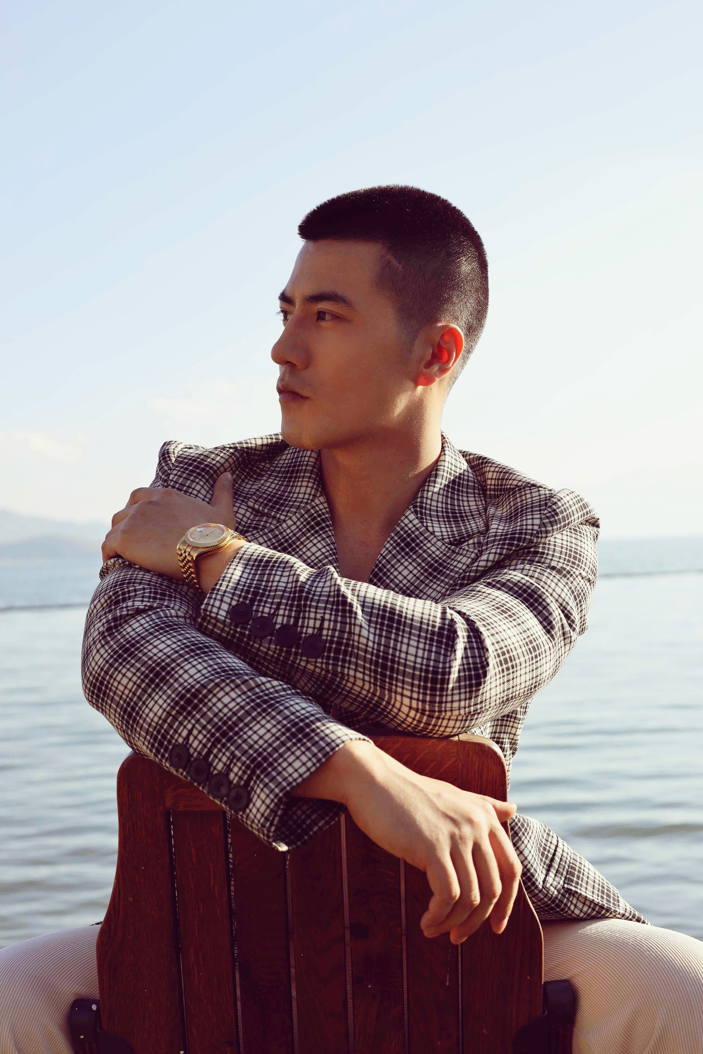 李晨浩度假晒完美肌肉巧克力腹肌抢眼