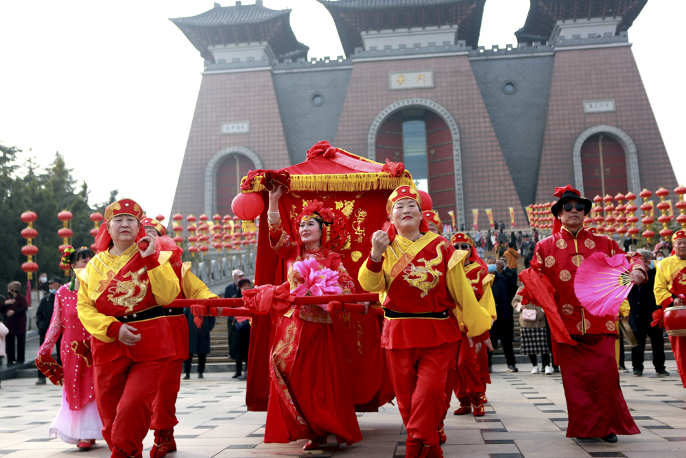 山西临汾,文艺爱好者在华门表演各种民俗活动,喜迎元宵佳节.