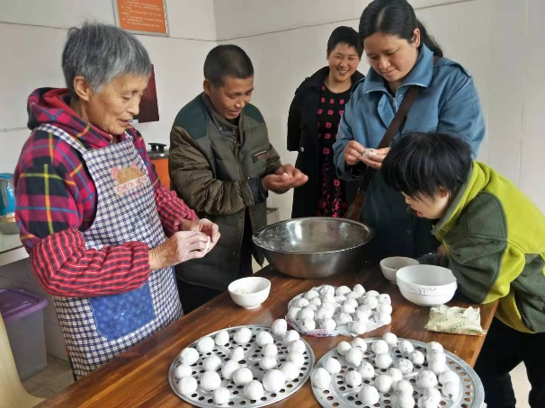 巧手包元宵 团圆度佳节——记新都区新龙桥融乐阳光家园元宵节__凤凰