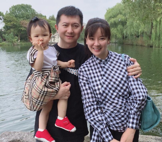 央视少儿主持人红果果全家福曝光,1岁半女儿脸肉嘟嘟十分可爱_品推