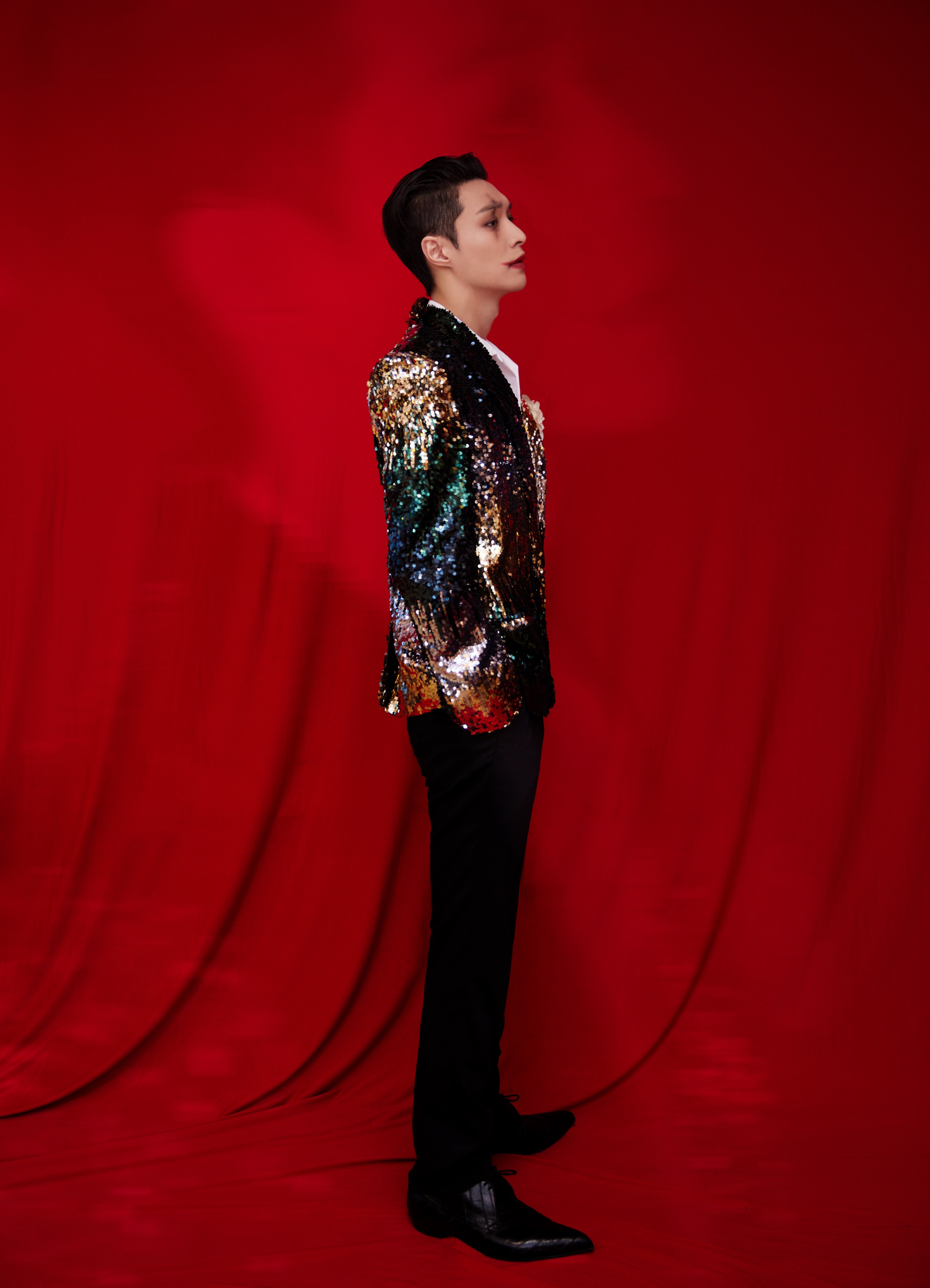 张艺兴《joker》唱跳舞台首秀 独特编排诠释颠沛困境