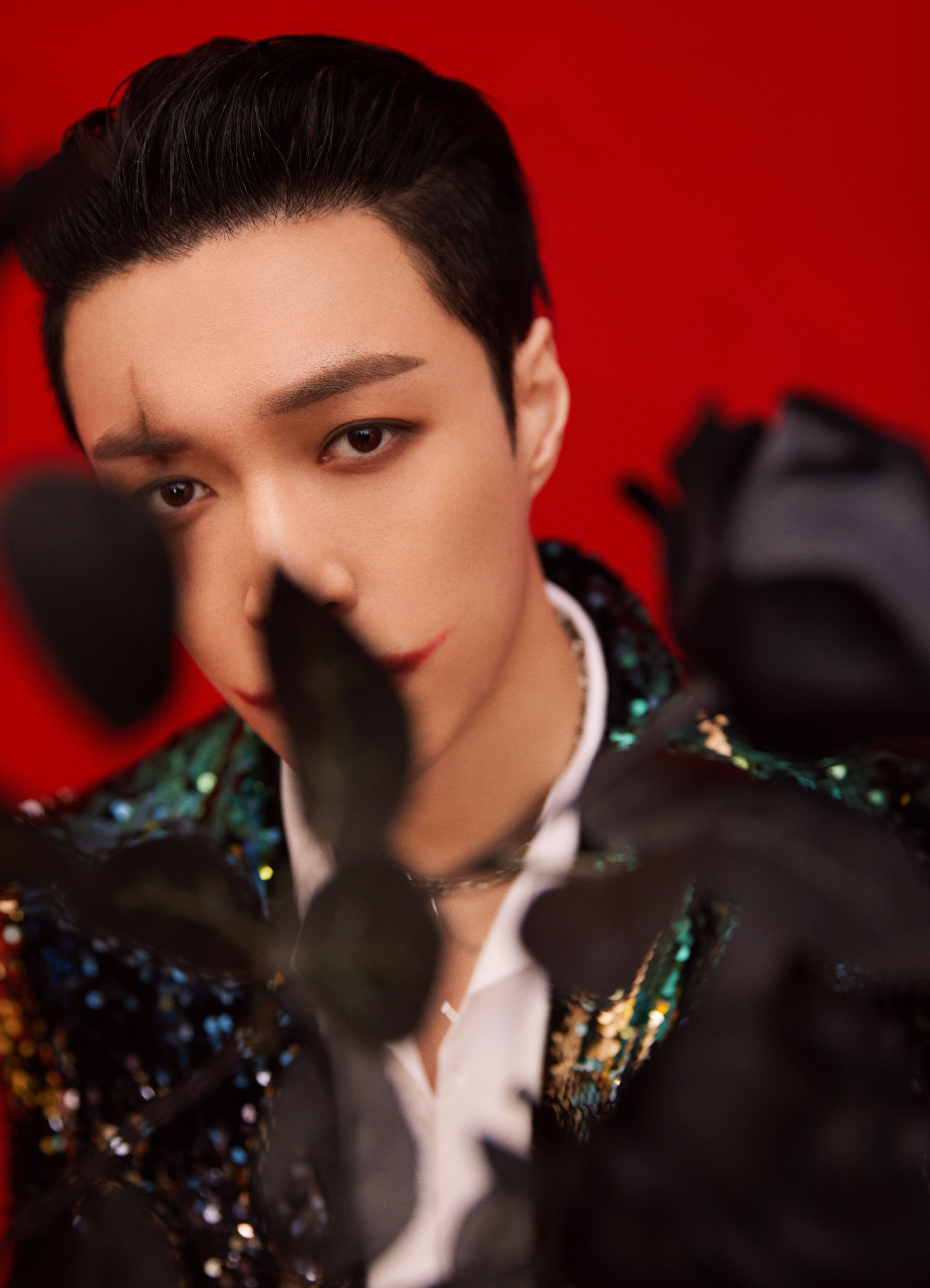 张艺兴《joker》唱跳舞台首秀 独特编排诠释颠沛困境