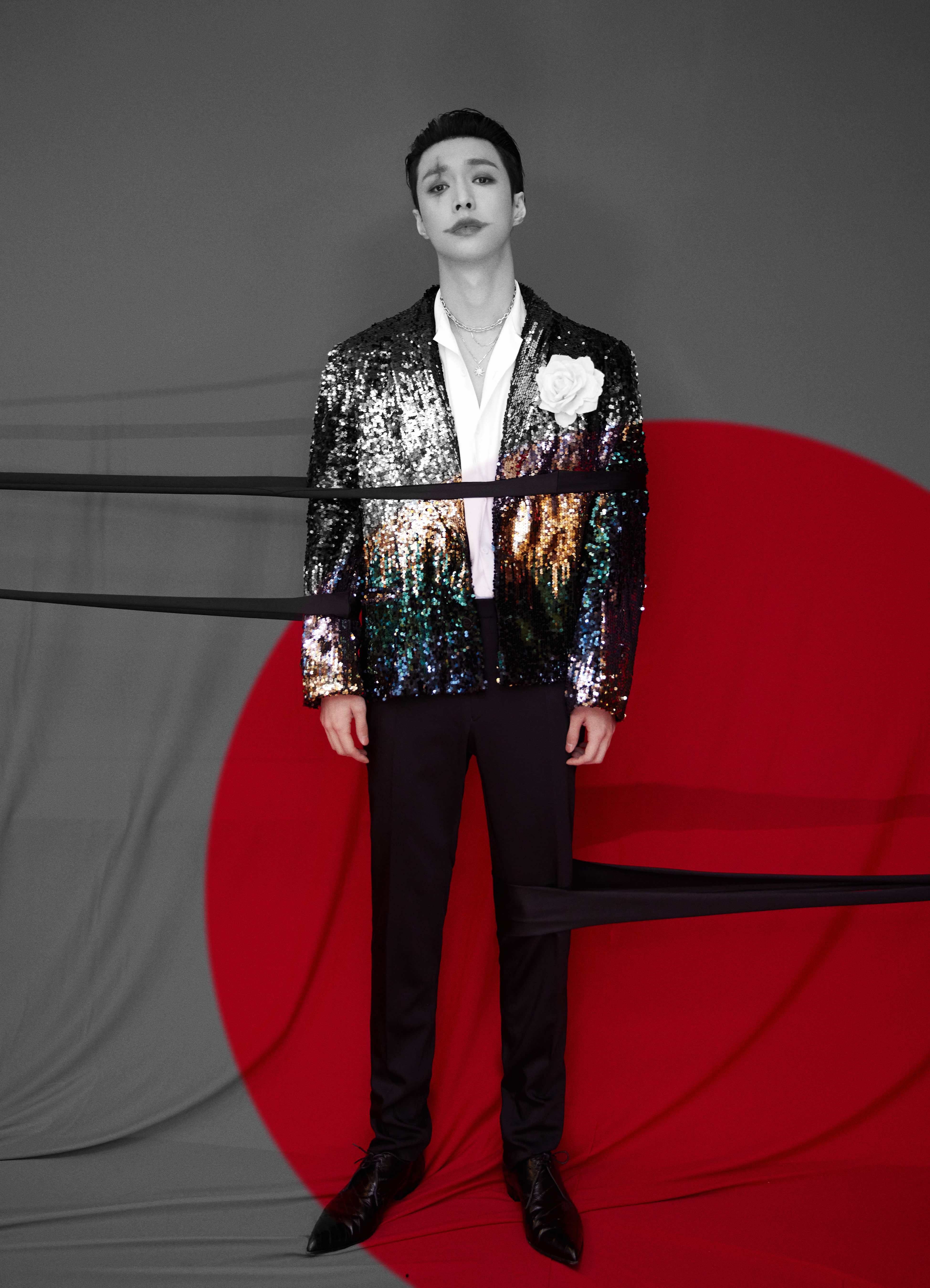 张艺兴《joker》唱跳舞台首秀 独特编排诠释颠沛困境