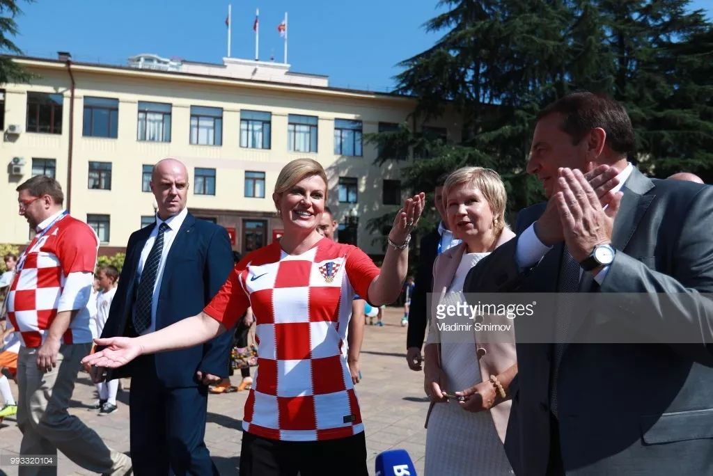 克罗地亚总统穿泳衣图片