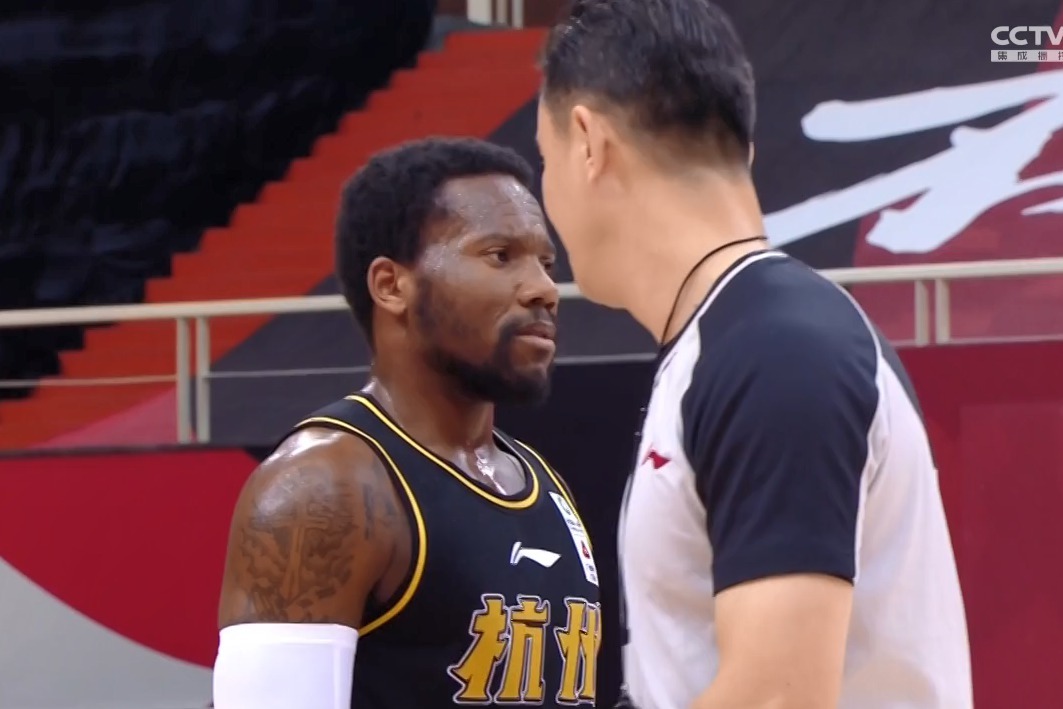 还不熟悉CBA规则？费尔德故意犯规被<em>吹</em><em>罚</em>违体犯规